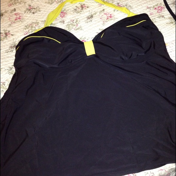 🌟SOLD IN BUNDLE🌟 Black & Yellow Swimsuit Top