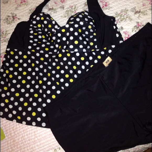 🌟sOLD IN BUNDLE🌟 polka dot swim suit.