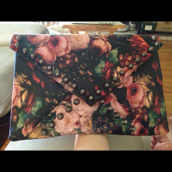 HOST PICK! ❤️❤️Super cute oil paint studs clutch!