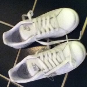 Nike Women's Court Traditions Sneakers