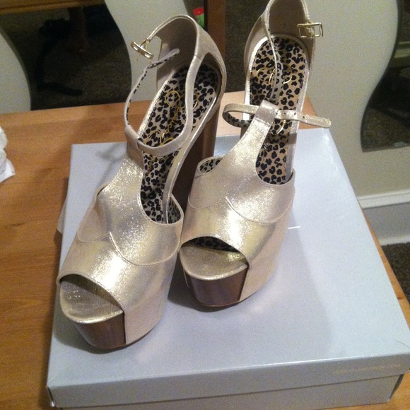 SOLD!! Jessica Simpson "Dany" Platform sz.10