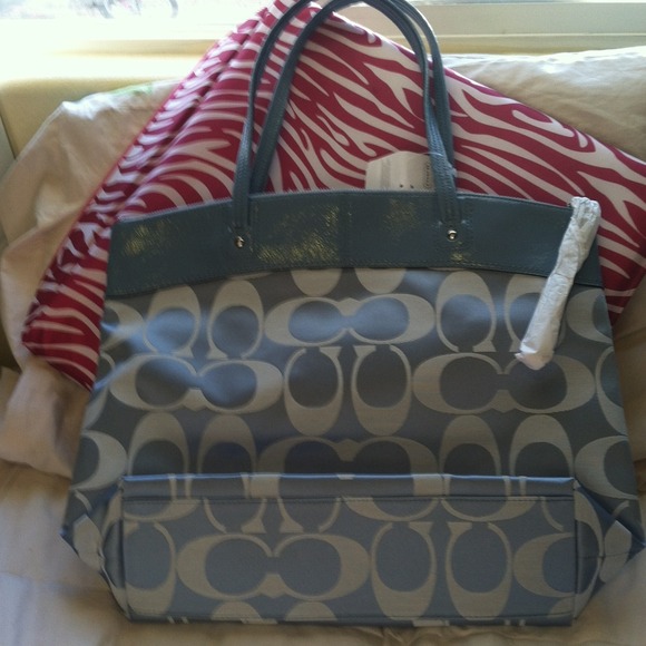 SILVER AND POOL NWT COACH TOTE - Picture 3 of 4