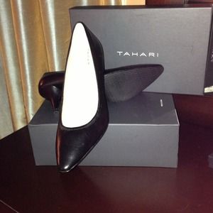TAHARI black leather pumps size 10