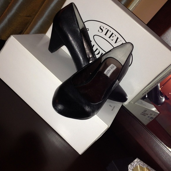 👍Available. Steve Madden black leather pumps.