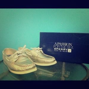 🚫Sold🚫Metallic Sperry boat shoes.