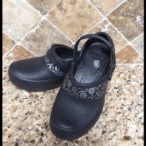SIZE 7 BLACK CLOG STYLE CROCS WITH SILVER TRIM