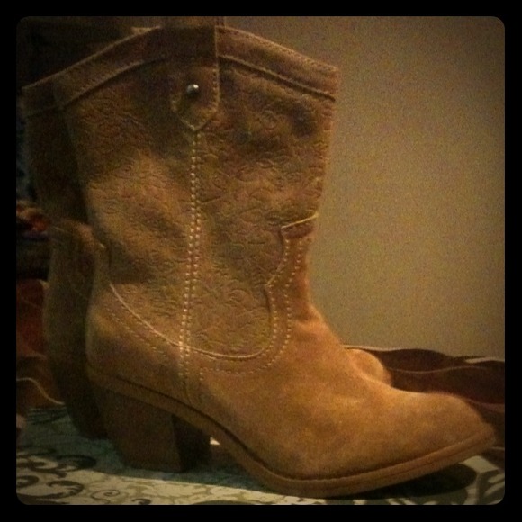 Limelight Levi tan ankle boot..