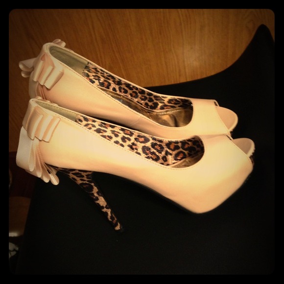 Sexy animal print bow stilettos...size 9! NEW!