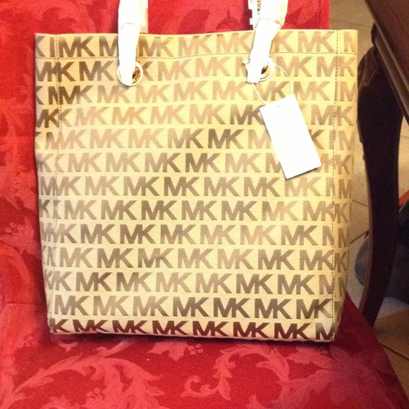 Authentic Michael kors purse - Picture 2 of 3