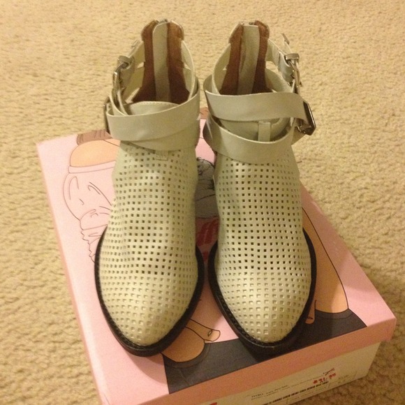 Sold ✂REDUCED✂ Jeffrey Campbell Everly Bootie - Picture 2 of 2