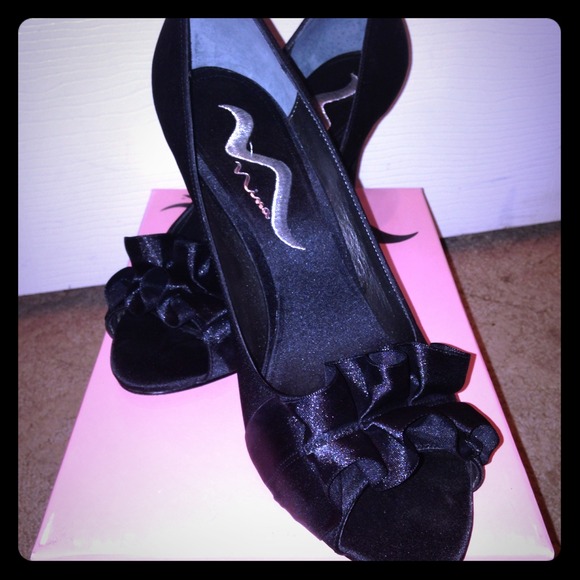 💰SOLD💰Nina satin black heels