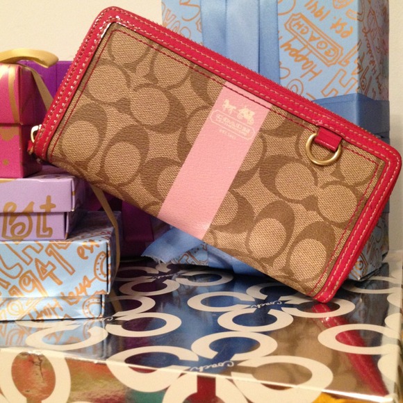 ❌Sold❌Coach Heritage Stripe Accordion Wallet