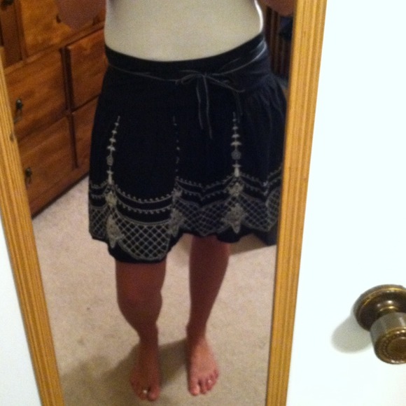 ❌SOLD IN BUNDLE❌ Cute flowey black and white skirt