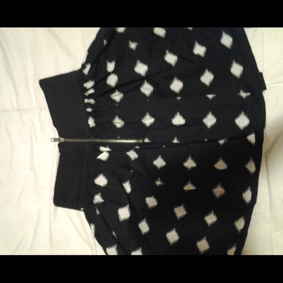 A  cute flowy skirt with a polka dot-like pattern! - Picture 2 of 3