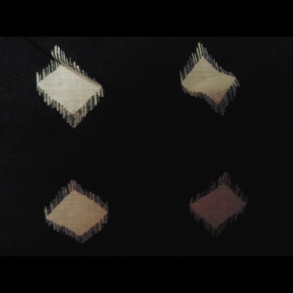 A  cute flowy skirt with a polka dot-like pattern! - Picture 3 of 3