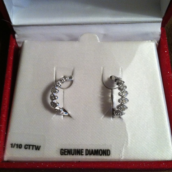 1/10 CCTw genuine diamond sterling silver earrings