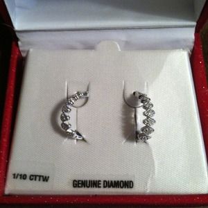 1/10 CCTw genuine diamond sterling silver earrings