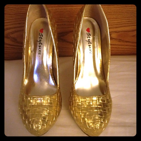 Style luxe gold textured pumps