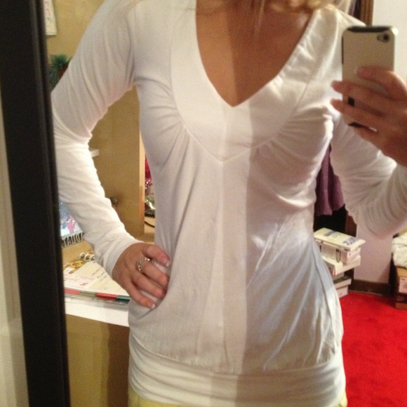 ⭐Sold in bundle⭐White V-neck