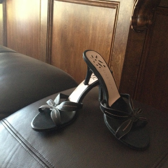 *Just reduced* Reaction Kenneth Cole black heels