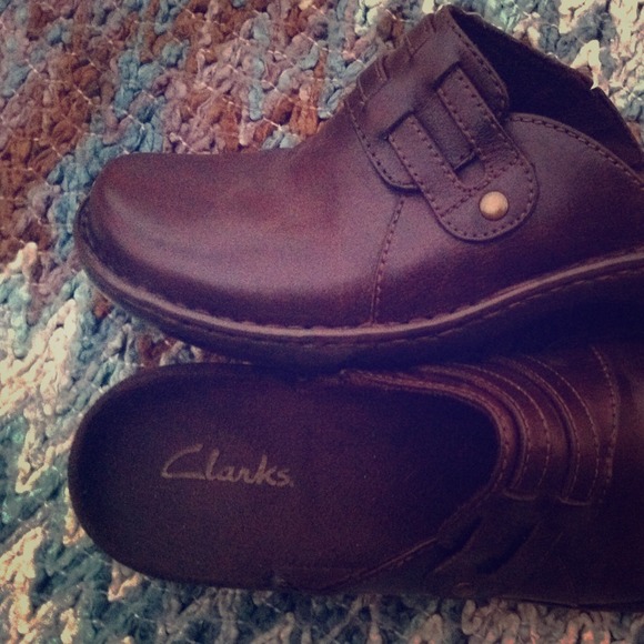 *Hold* Clarks Leather Clogs