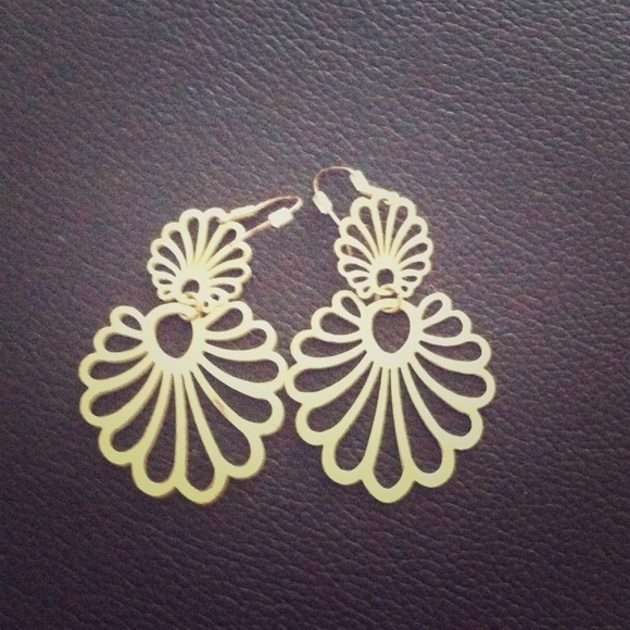 Stunning gold color earrings