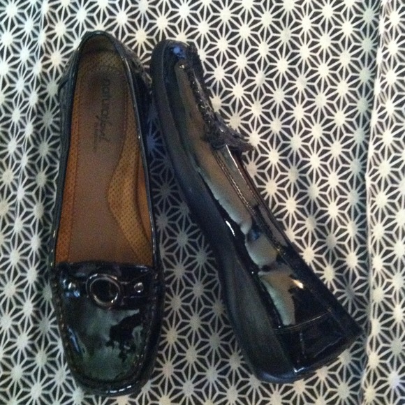 Naturalizer black patent flats
