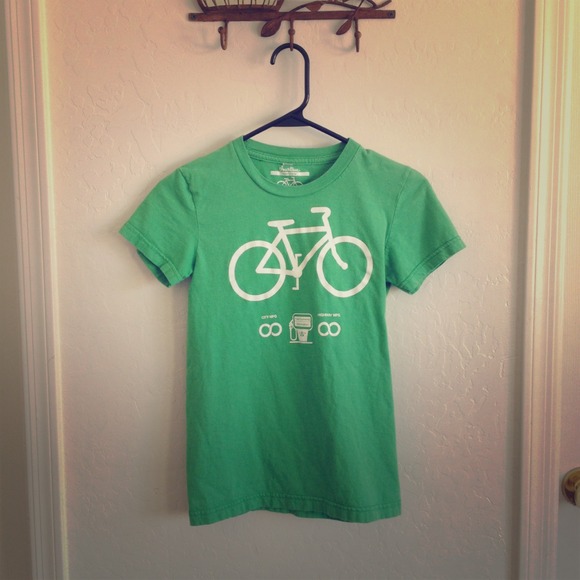 💐🎈Sold in bundle and trade🎈💐Green bike tshirt