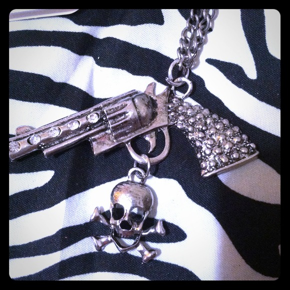 💀Gun an skull necklace💀