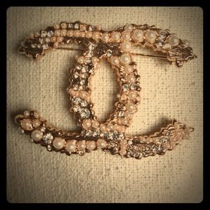 CHANEL logo brooch pin. Gold plated.