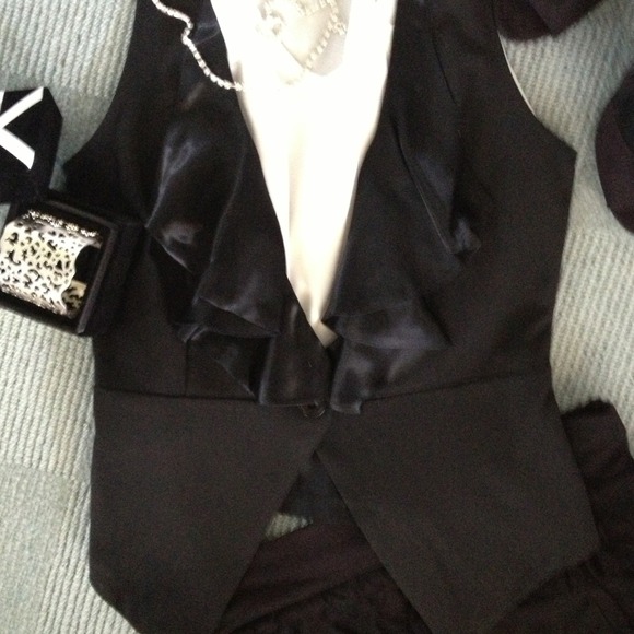 🎉Gifted🎉 🎤Host Pick 10/8, 12/5 🎶 Black Vest - Picture 2 of 4