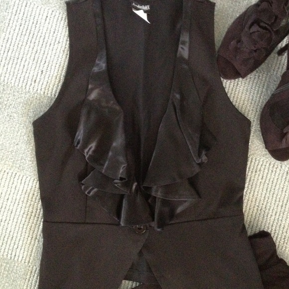 🎉Gifted🎉 🎤Host Pick 10/8, 12/5 🎶 Black Vest - Picture 3 of 4