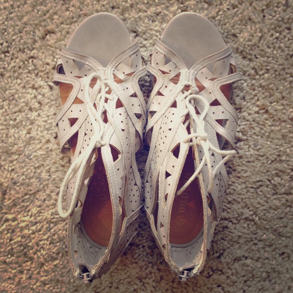 ⛔SOLD⛔Wild diva off white/light grey gladiators 👡