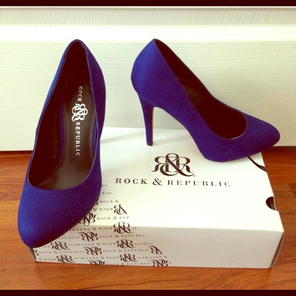 📛SOLD📛Blue Suede pump 4.25" stiletto heel