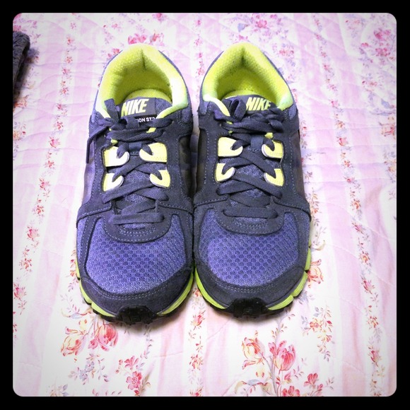 womens Nike dual fusion sneakers