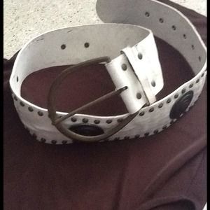 White grommet belt