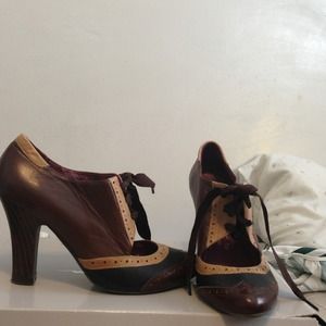 SOLD !! 🎉HOST PICK🎉Jeffrey Campbell Tuxedo heels