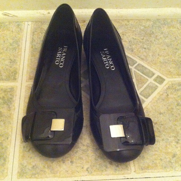 BLACK FLATS