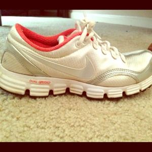 ❌SOLD❌White size 7 Nike shoes!