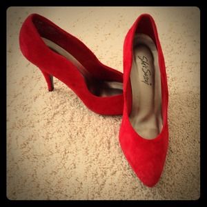 Red pumps