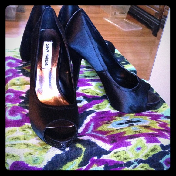 Steve Madden black 8 peep-toed heel