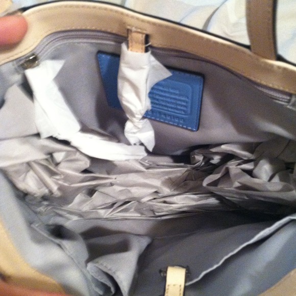 AMAZING SKY BLUE AND TAN COACH HAND TOTE - Picture 4 of 4