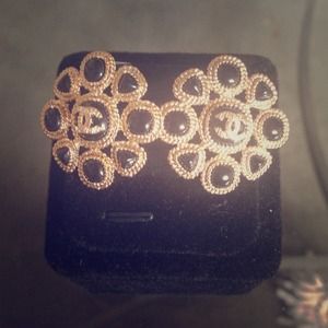 CHANEL flower earrings. Gold plated