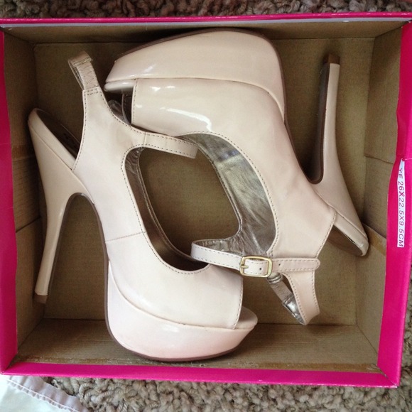 Tan simple heels !
