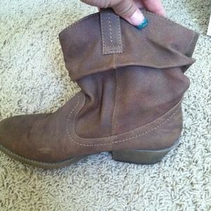 Short cowgirl style boots