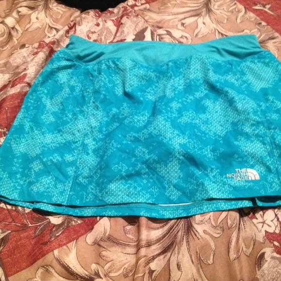 (SOLD)The north face athletic skirt size small