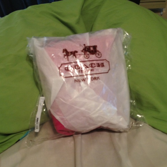 PERFECT SPRING FUCHSIA COACH SWING PURSE - Picture 4 of 4