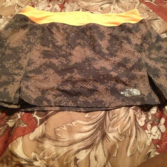 (SOLD)The north face athletic skirt size small