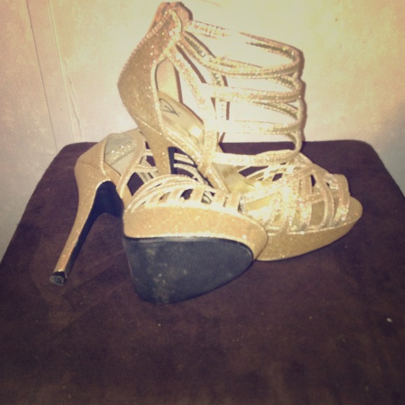 Golden heels (4 1/2 inch)