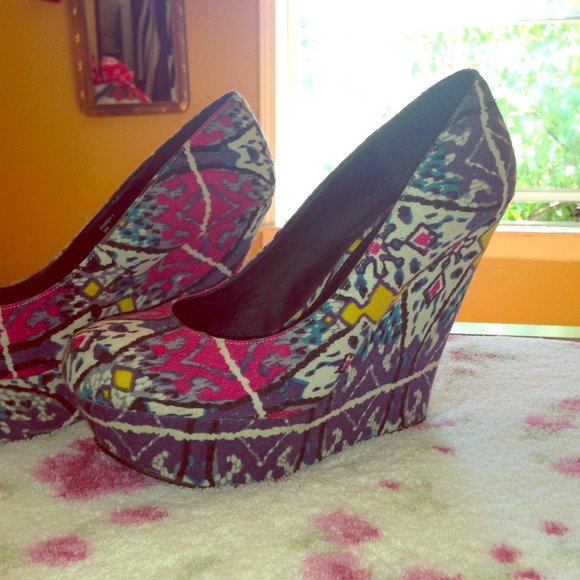 Steve Madden graffiti pumps